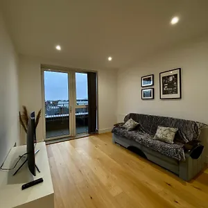 Spacious 2 Bedroom Penthouse Retreat London