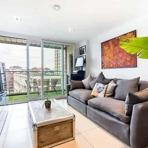 1 Bedroom Penthouse Flat In East London